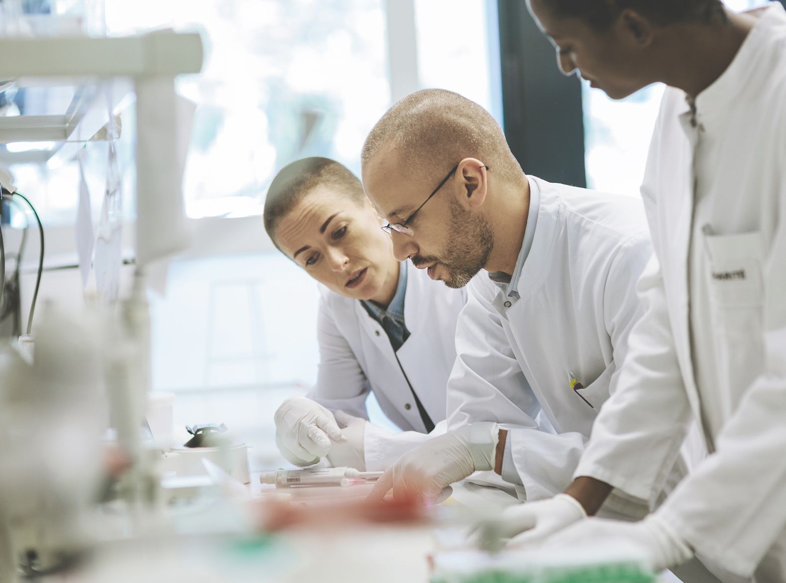 Pesquisadores da AstraZeneca trabalhando em laboratório para impulsionar o desenvolvimento científico e a inovação em saúde